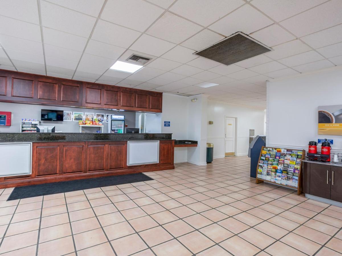 Travelodge By Wyndham East Hotel Baton Rouge