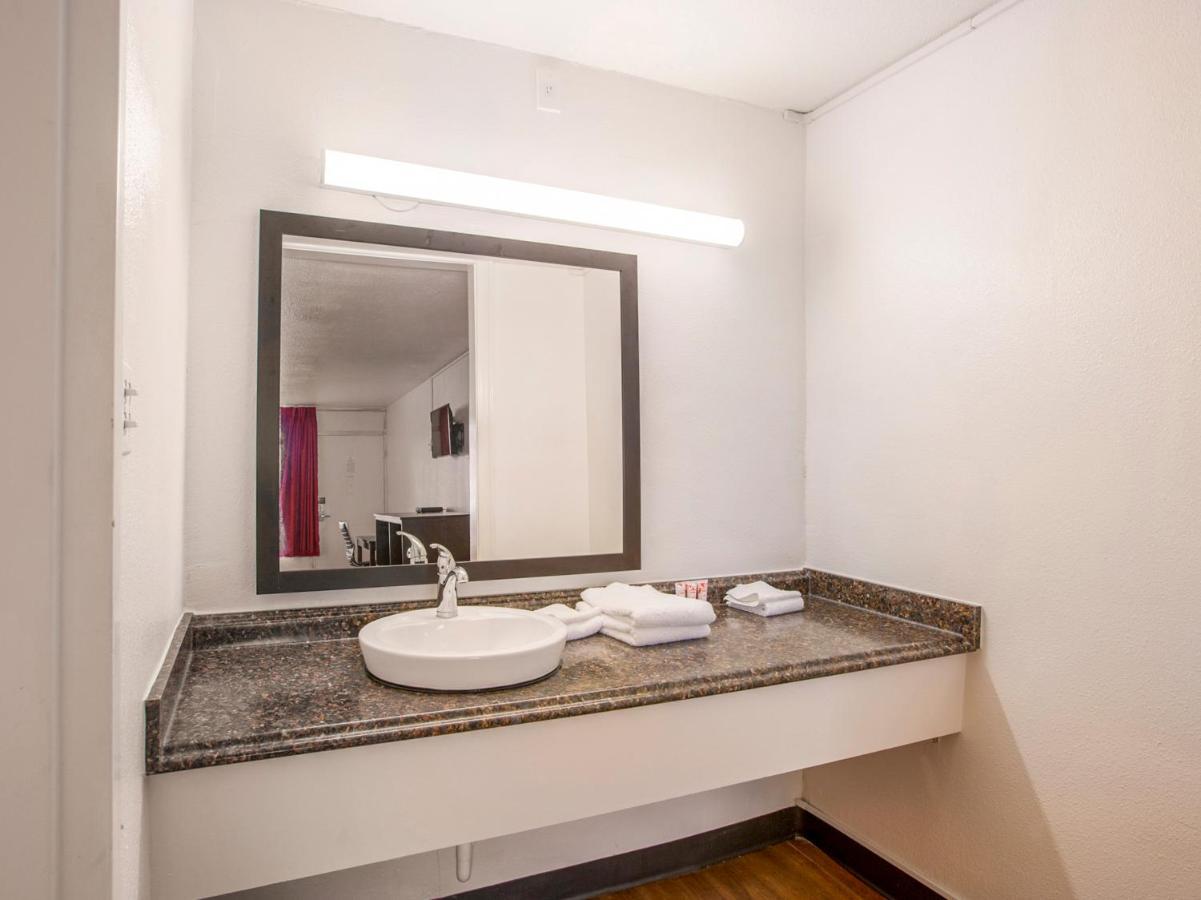 Travelodge By Wyndham East Baton Rouge